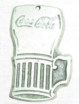 9083-1 € 5,00 coca cola aluminium plaatje in vorm van glas